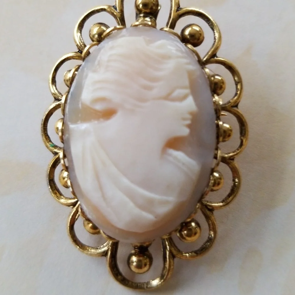 Vintage Cameo Brooch